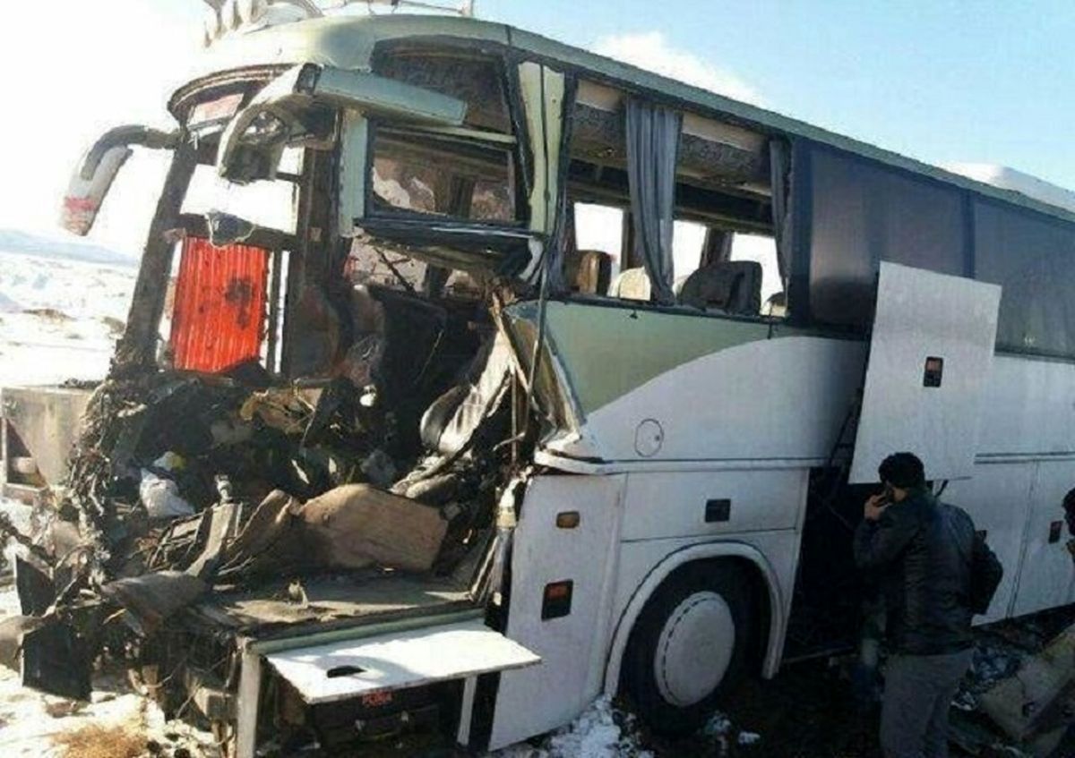 مرگ راننده اتوبوس در تصادف با کامیون