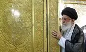 تصویر شهید دکتر مصباح‌الهدی باقری در کنار رهبر شهید انقلاب اسلامی در حرم مطهر رضوی