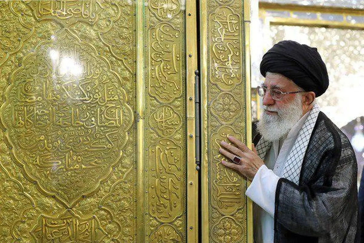تصویر شهید دکتر مصباح‌الهدی باقری در کنار رهبر شهید انقلاب اسلامی در حرم مطهر رضوی