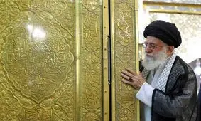 تصویر شهید دکتر مصباح‌الهدی باقری در کنار رهبر شهید انقلاب اسلامی در حرم مطهر رضوی
