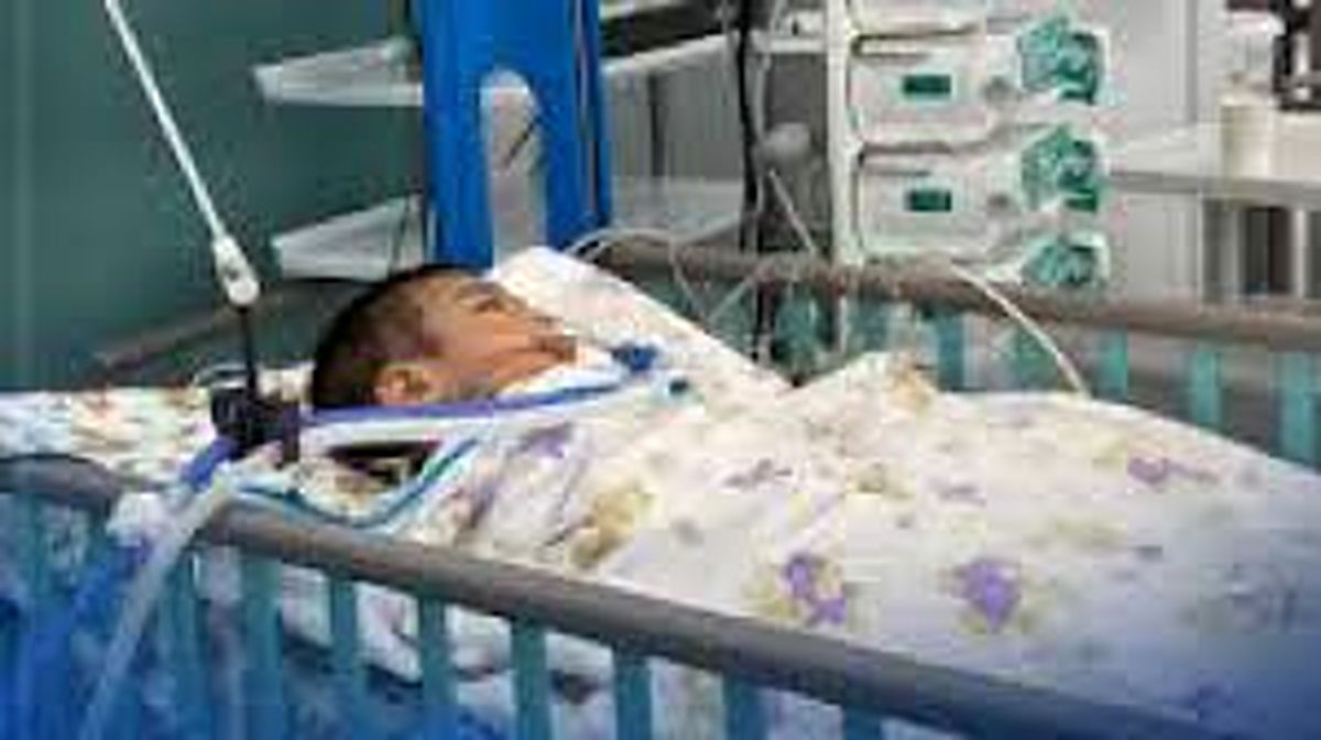 وضعیت یزدان، کودک ۱۸ ماهه که مردی ۳۱ ساله، به دلایل نامشخص در فرودگاه اورا به زمین کوباند/ ویدئو