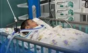 وضعیت یزدان، کودک ۱۸ ماهه‌ که مردی ۳۱ ساله، به دلایل نامشخص در فرودگاه اورا به زمین کوباند/ ویدئو 