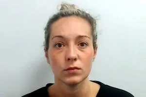 معلمی که از دانش‌آموز خود بچه‌دار شد، بیکار شد