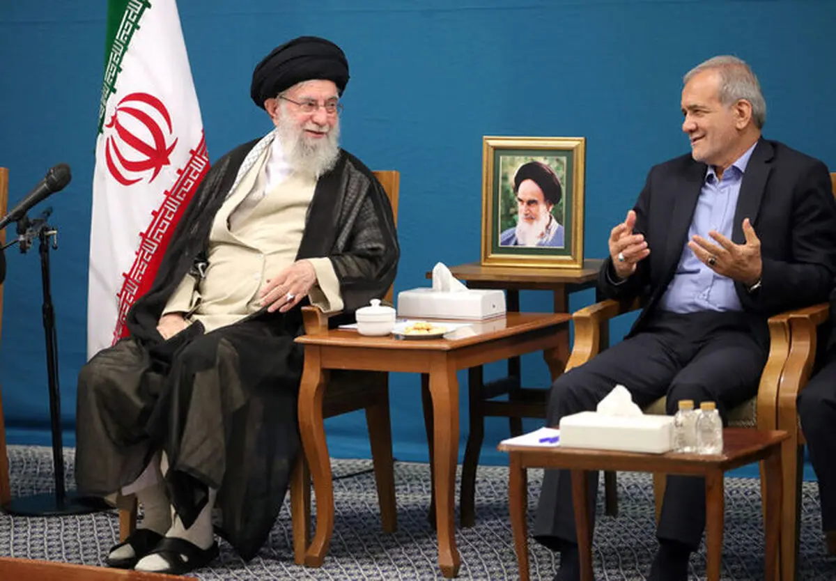  نمی‌توان از رهبری انتظار داشت که سیاست‌ها و دیدگاه‌های خود را تغییر دهند، اما می توان با تفویض اختیار به پزشکیان، راه را گشود/ اعتراضات اخیر دیگر مطالبات اطلاح‌طلبانه صرف نبودند و شکل و شمایلی براندازانه و رادیکال به خود گرفتند