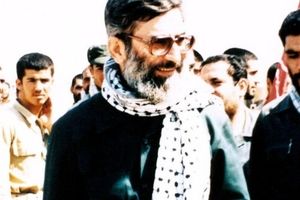 سفر به تاریخ؛ رهبر انقلاب در کنار پدرشان «آیت‌الله سید جواد خامنه‌ای»؛ دهۀ 1360