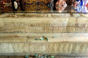 تصویر و جزئیات اتفاقی عجیب در سنگ قبر ناصرالدین‌ شاه