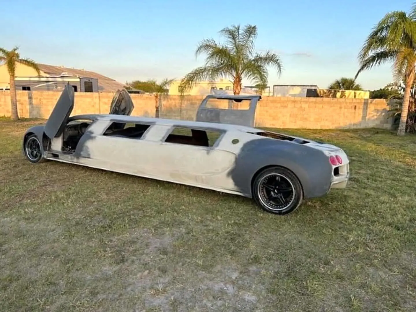 نمای جانبی لیموزین کشیده بوگاتی وی‌لانگ با درهای باز شده به سبک بال‌چایچی و طراحی الهام گرفته از بوگاتی ویرون.