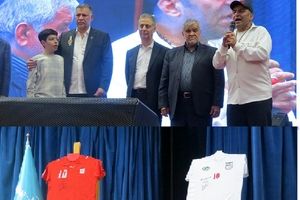 فروش ۸ و نیم میلیاردیِ پیراهن و کفش علی دایی برای گشایش مرکز درمانی سرطان در سمنان/ ویدئو

