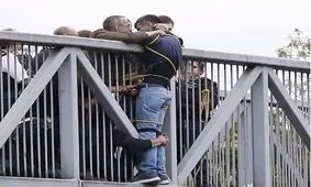 لحظه خودکشی مرد جوان از روی پل