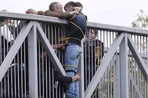 لحظه خودکشی مرد جوان از روی پل