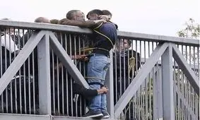 لحظه خودکشی مرد جوان از روی پل