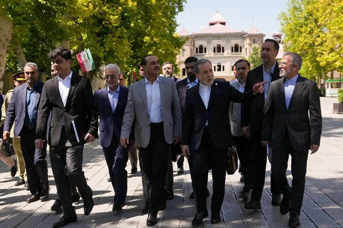 فرمانده ارتش پاکستان به همراه عراقچی از میدان مشق بازدید کرد/ تصاویر

