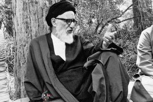 آیت‌الله طالقانی همراه با یکی از فرزندانش/ عکس