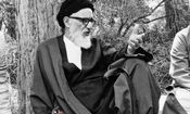 آیت‌الله طالقانی همراه با یکی از فرزندانش/ عکس