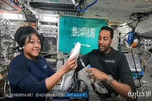 دو فضانورد عربستانی در فضا چگونه نماز می‌خوانند؟/ ویدئو