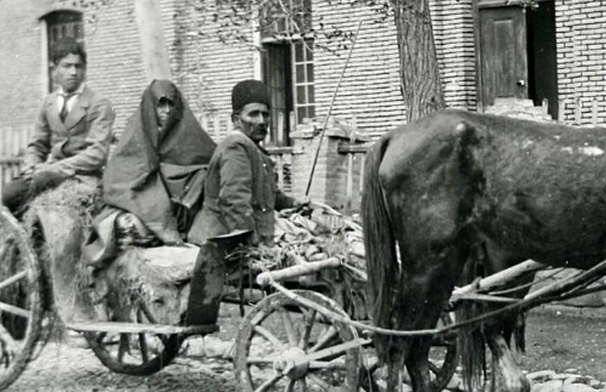 سفر به ایران قدیم؛ ژست بامزۀ شازدۀ قجری و قلیانکشی در میدان سوارکاری