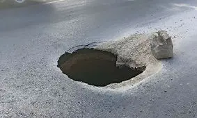 زمین ناگهان دهان باز کرد و موتورسوار را بلعید/ ویدئو