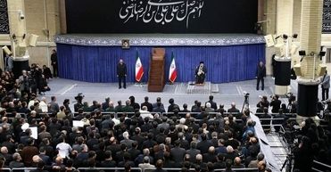 رهبر انقلاب: باید از خدمتگزاران کشور بویژه رئیس جمهور پرکار و پرتلاش حمایت شود/ مقابل آمریکا می ایستیم/ویدئو