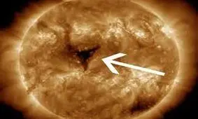 ایجاد دو حفره بزرگ در سطح خورشید/ ویدئو