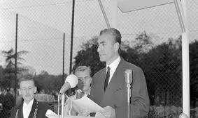  سفر در زمان؛ «محمدرضا پهلوی» در حال بازدید از یک نمایشگاه در تهران؛ سال 1339 