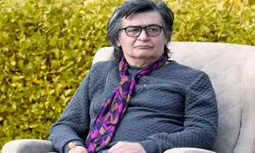 سفر در زمان؛ تیپ و چهرۀ «رضا رویگری» در جشن حافظ؛ سال 90