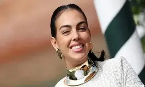 همسر رونالدو در حال خوردن غذای ایرانی