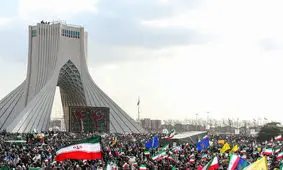  نگاه متعجب خانم‌های چادری به یک خانم بی حجاب‌ در راهپیمایی دیروز، سوژه رسانه‌ها شد/ ویدئو