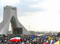  نگاه متعجب خانم‌های چادری به یک خانم بی حجاب‌ در راهپیمایی دیروز، سوژه رسانه‌ها شد/ ویدئو