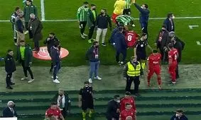 پرتاب میله آهنی به سر بازیکن و نیمه‌کاره ماندن بازی/ ویدئو