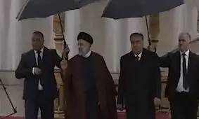 وقتی رئیسی چتر نمی‌خواهد/ ویدئو