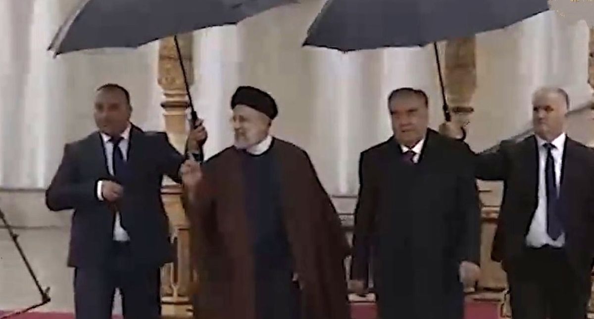 وقتی رئیسی چتر نمیخواهد/ ویدئو