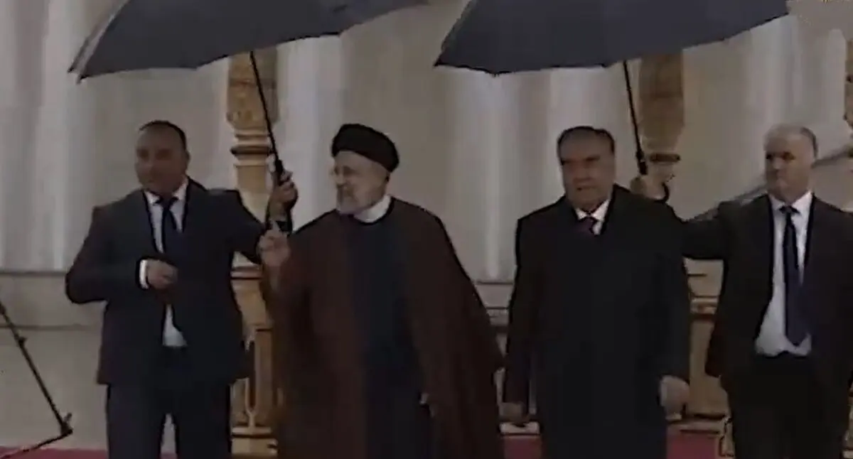 وقتی رئیسی چتر نمی‌خواهد/ ویدئو