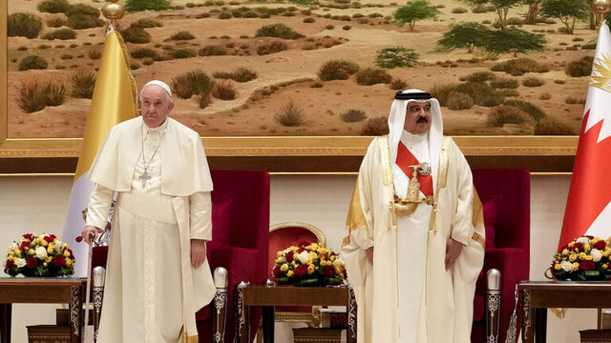 چُرت پادشاه بحرین حین سخنرانی پاپ/ عکس

