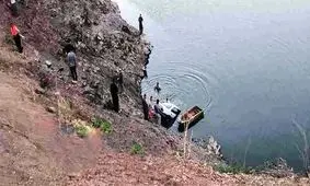 سقوط خودرو سواری به درون سد/ گم شدن جسم بی جان زن و کودک خردسال در آب