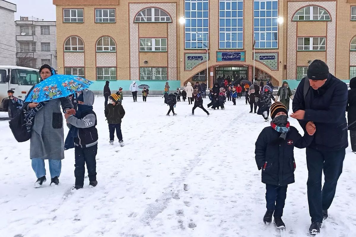 برف و سرما برخی مدارس استان اردبیل را غیرحضوری کرد

