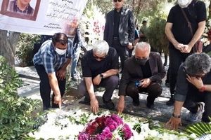 محمد رسول اف و محمدحسین لطیفی در مراسم خاکسپاری یک دوست قدیمی