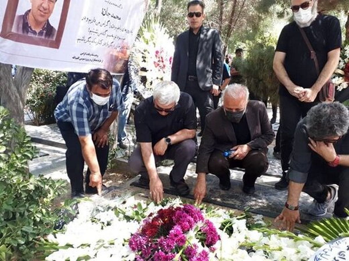 محمد رسول اف و محمدحسین لطیفی در مراسم خاکسپاری یک دوست قدیمی