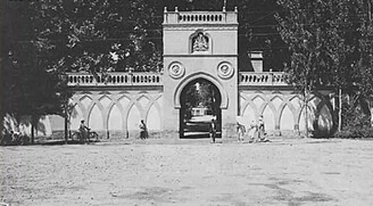 سفر در زمان؛ رژۀ انگلیسی‌های اشغالگر در خیابان فردوسی تهران؛ سال 1321