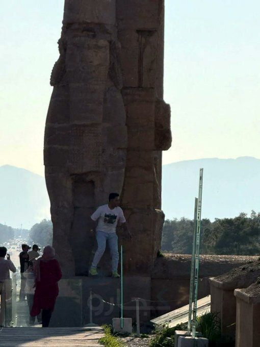 یک گردشگر روی دروازه ملل در تخت جمشید