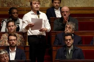 پارلمان فرانسه: کت وشلوار واجب است اما کراوات اجباری نیست