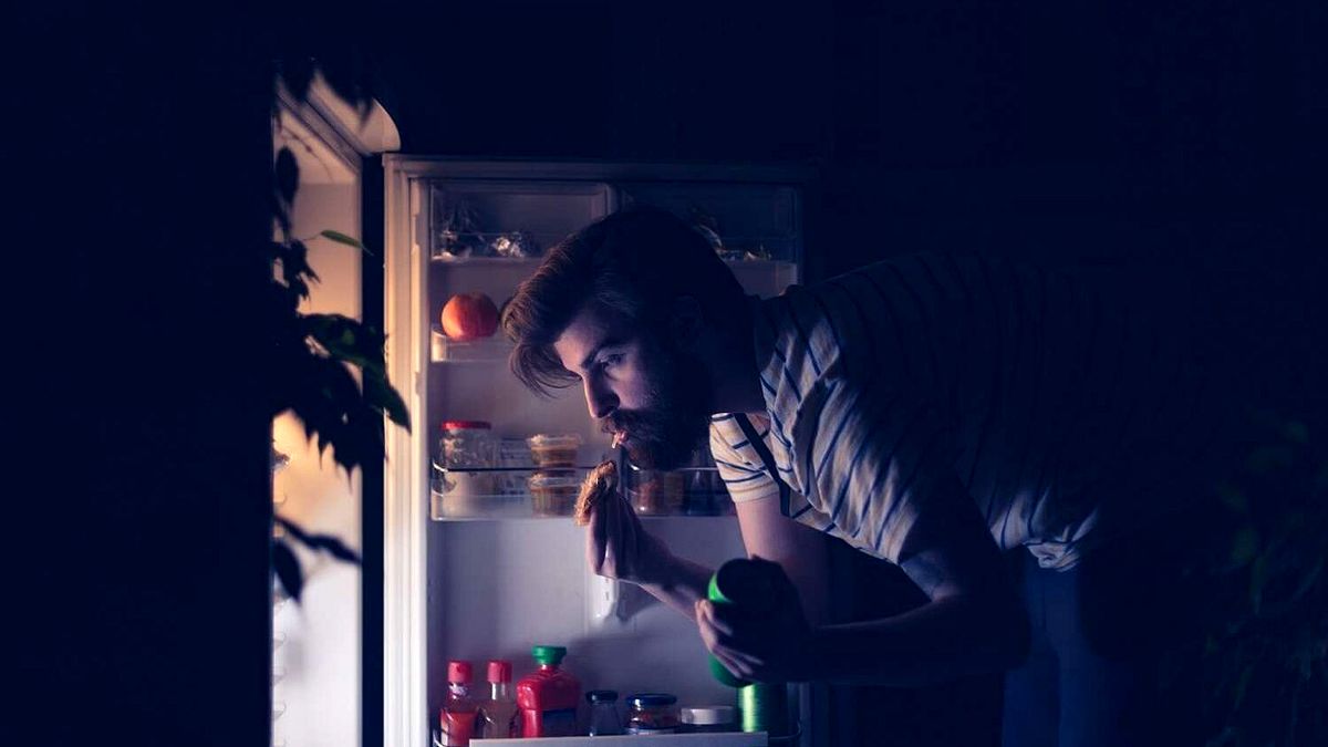 چرا در نیمه شب گرسنه میشویم؟