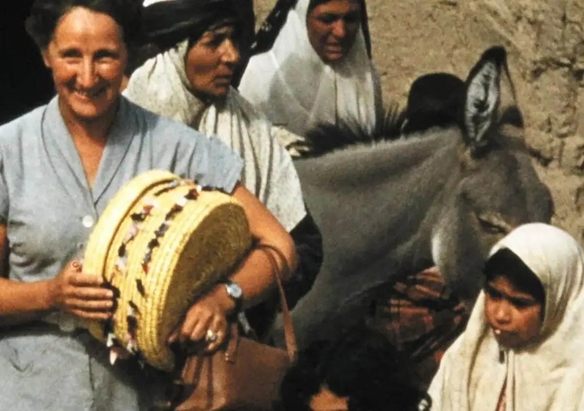 سفر در زمان؛ زن سوییسی با سبد حصیری در یکی ازروستاهای ایران؛ سال 55 