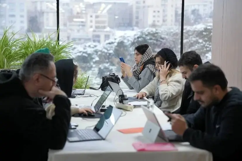 اعضای اتاق بازرگانی با در دست داشتن کارت عضویت، کارت ملی و یک برگ تعهدنامه در صف ایستاده اند تا بتوانند نیم ساعت به اینترنت جهانی دسترسی داشته باشند!