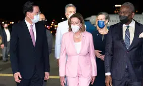 پشت پرده کت و شلوار صورتی نانسی پلوسی در تایوان
