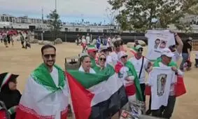 پرچم ایران و فلسطین و تصاویر شهدای میناب در دست هواداران تیم ملی