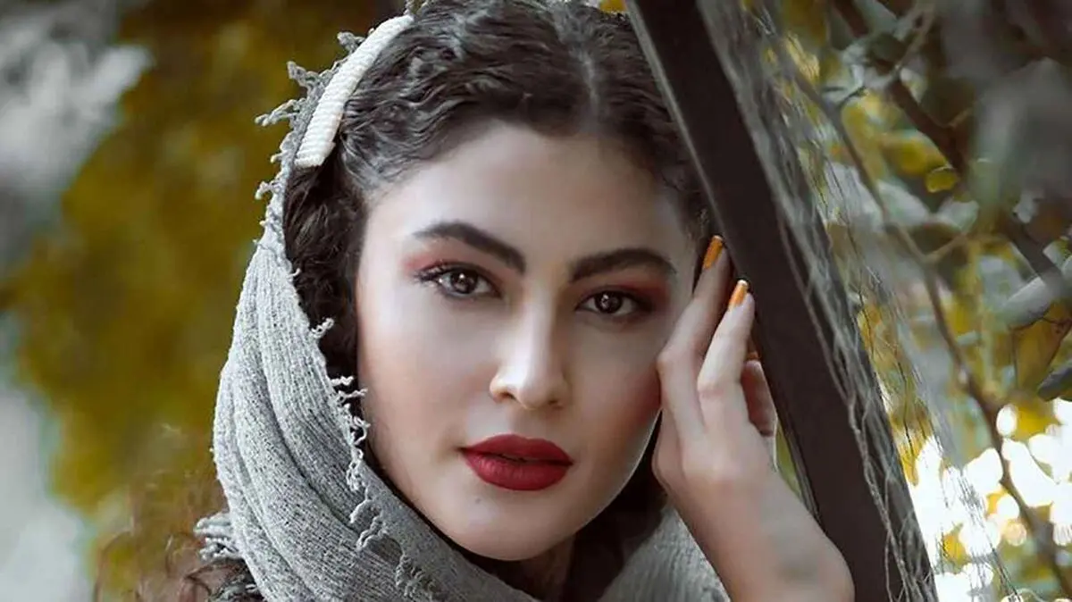 نیم رخ زیبا مریم مومن با لباس سفید