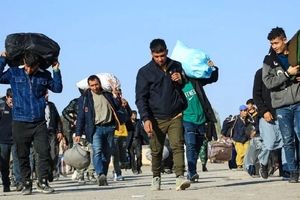 تاکنون ۸۲۰ هزار مهاجر افغانستانی از مرز دوغارون خارج شده‌اند