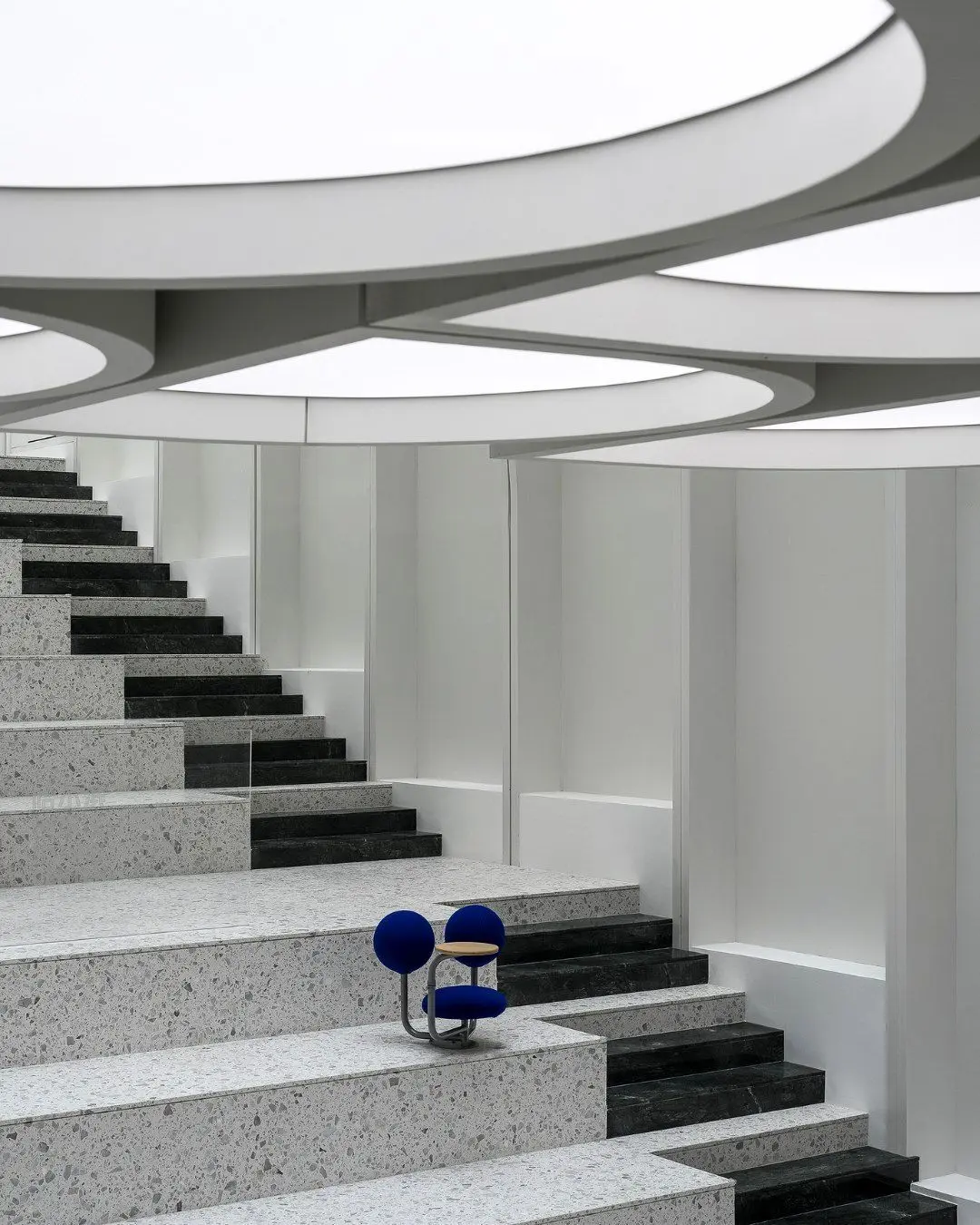 طراحی داخلی و نورپردازی مرکز طراحی خلاق هاربین برنده جایزه LIT که سایه‌های حروف و فرم‌های نامنظم را در فضای استودیو و گالری نشان می‌دهد.