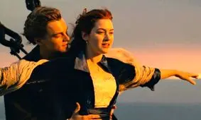 بازیگر فیلم «تایتانیک» جلوی دوربین چهره واقعی‌اش را نشان داد/ ویدئو