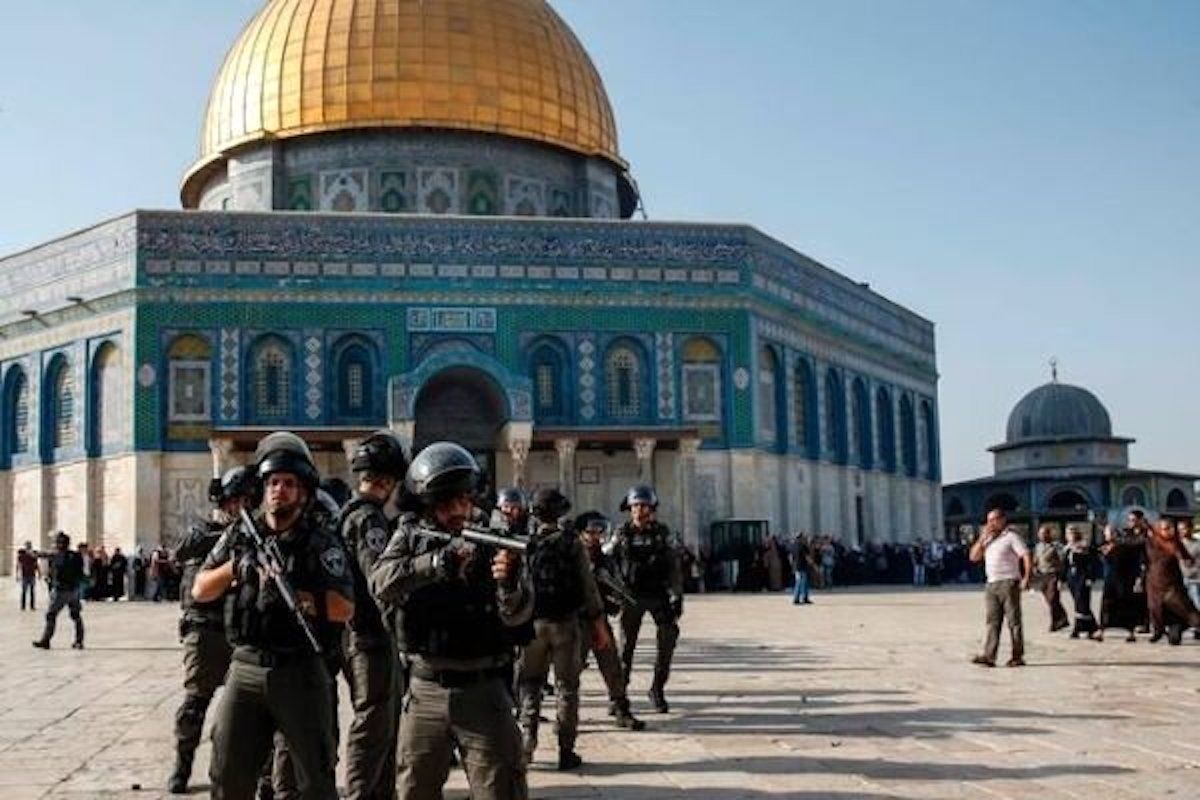 یورش صهیونیستها به مسجد الاقصی در آخرین جمعه ماه رمضان/ 42 فلسطینی تاکنون زخمی شدند/ ویدئو